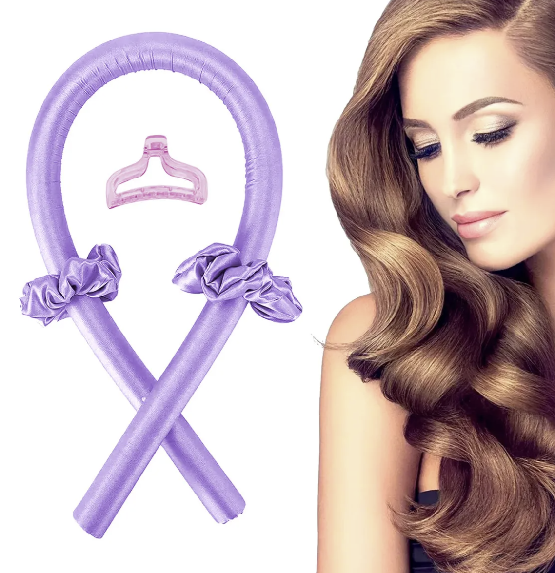 Rizador sin calor lila con pinza y coletas, junto a cabello con ondas