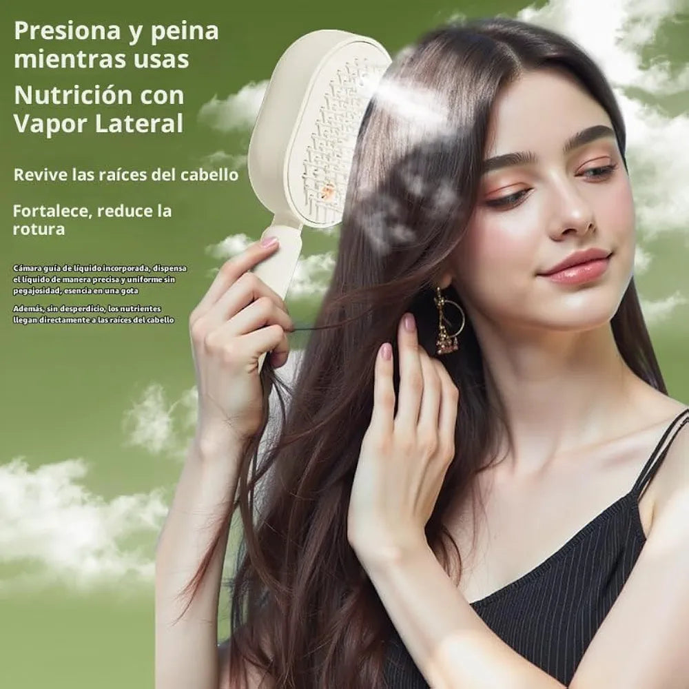 Mujer peinando su cabello largo con el cepillo desenredador con vapor